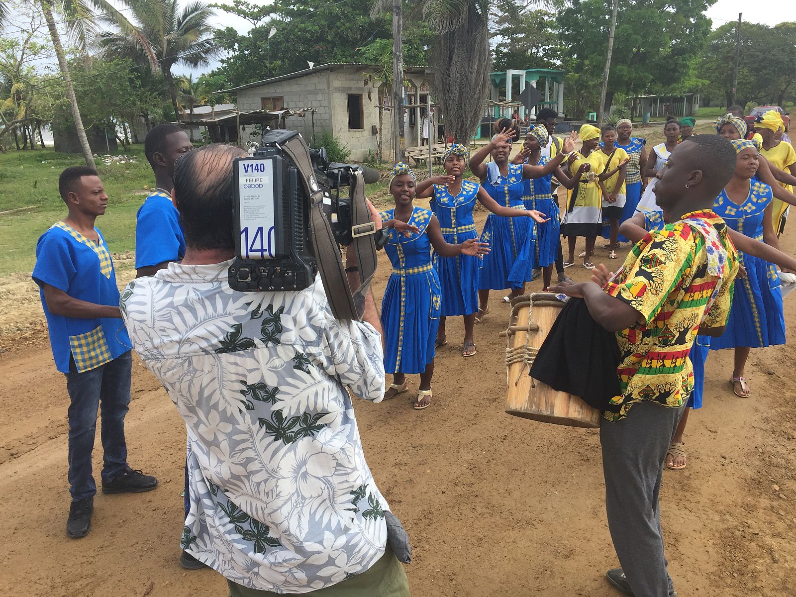 La comunidad garífuna de Travesía, en la parroquia hondureña de Puerto Cortés durante la procesión de entrada. 