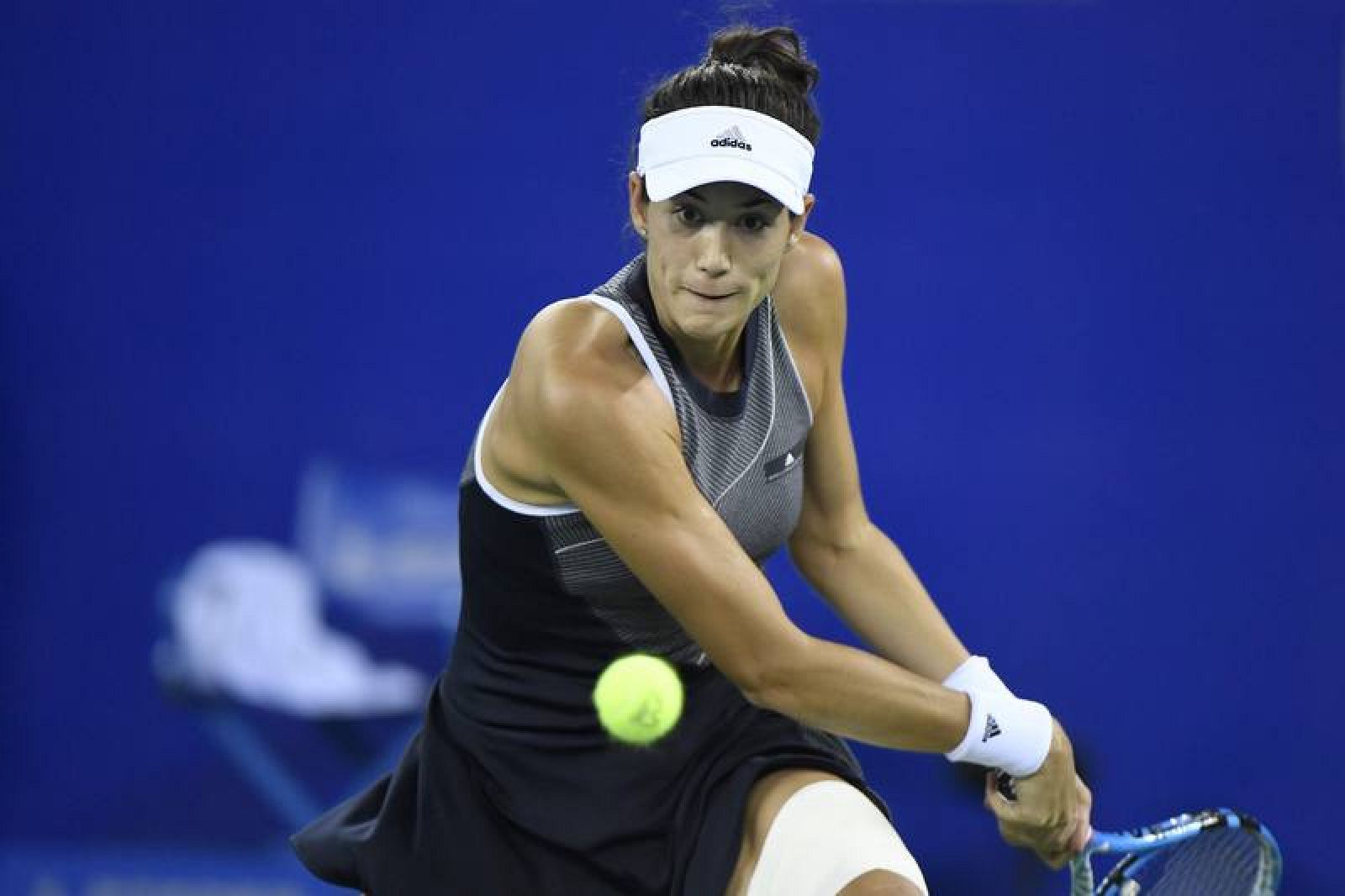 Muguruza devuelve la bola ante Ostapenko en los cuartos de final de Wuhan.