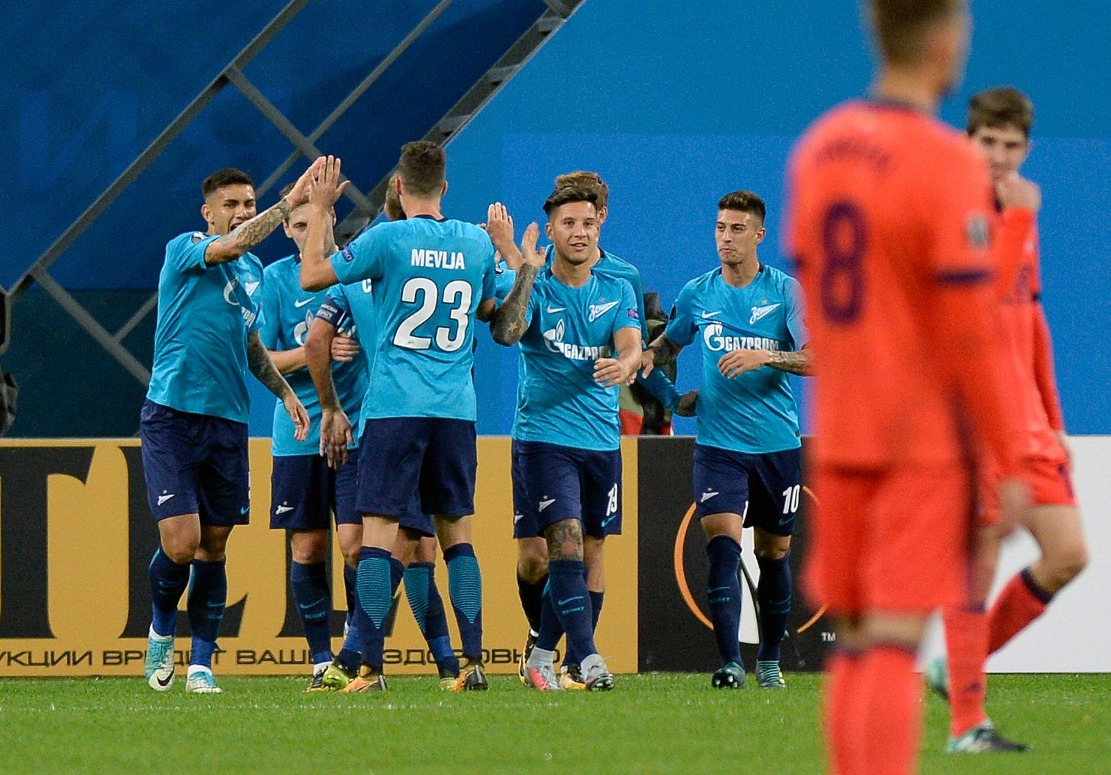 Los jugadores del Zenit celebran uno de los tantos anotados ante la Real.