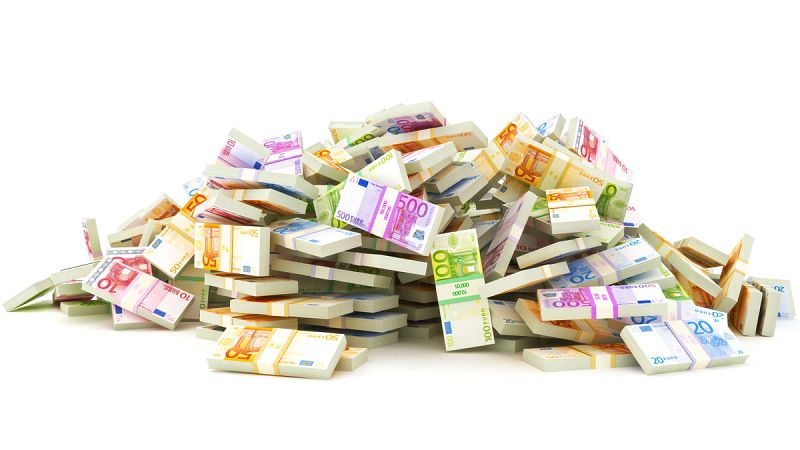 Fajos de billetes de euro de distintas denominaciones