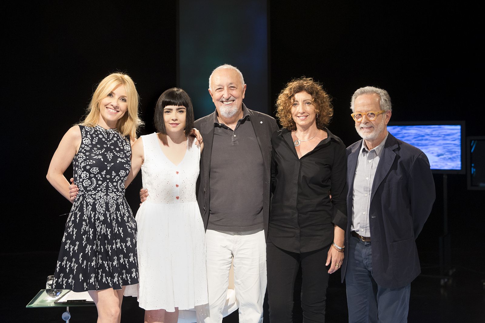 Cayetana Guilén Cuervo junto a Fernando Colomo, y los actores Olivia Delcán, Miguel Ángel Furones y Nuria Román