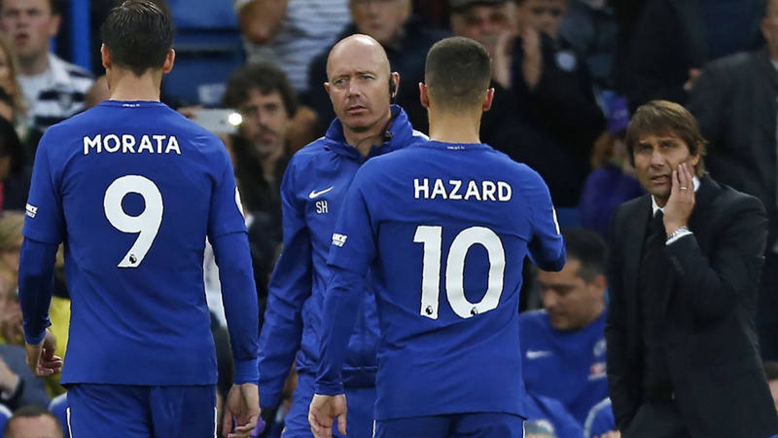 Morata (i) se retira lesionado ante la mirada de preocupación del técnico Antonio Conte (d).