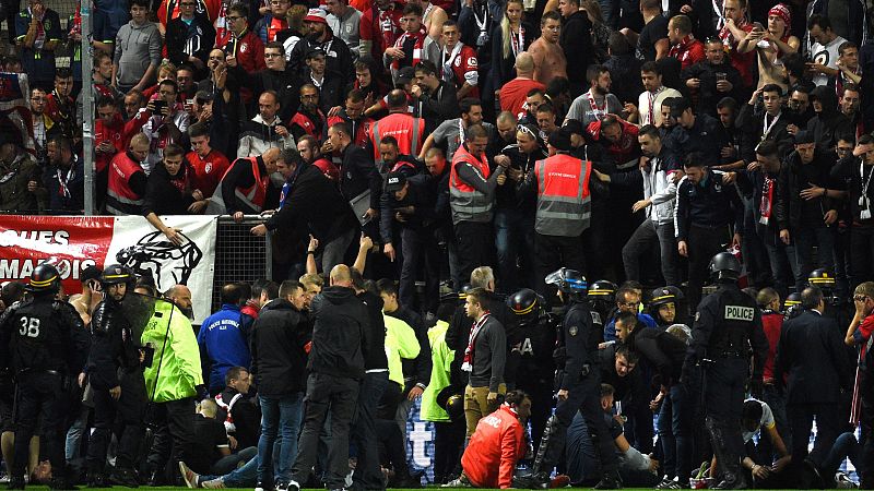 La policía acordona el terreno de juego donde ha cedido la valla en el Amiens - Lille.