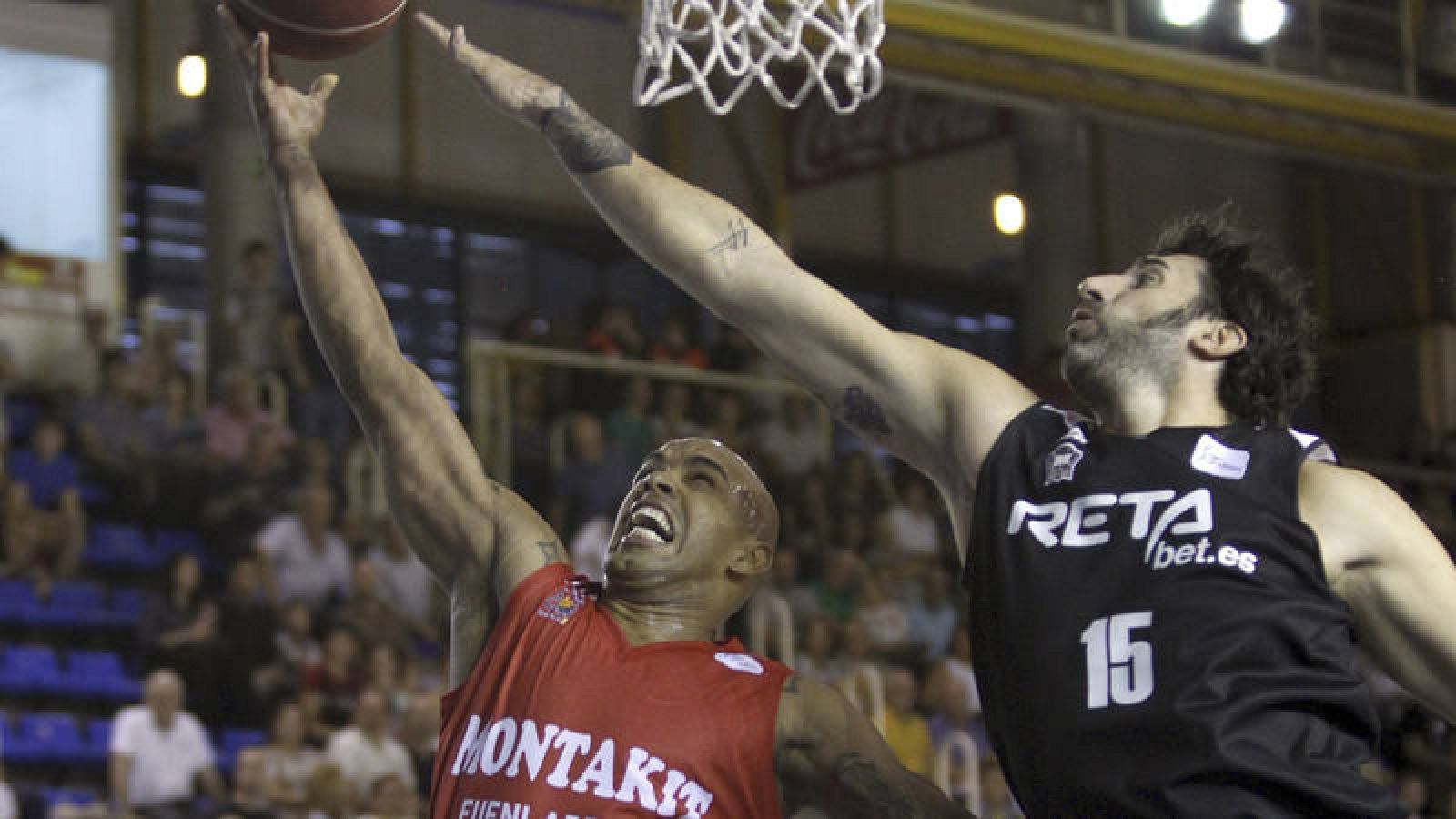 El base venezolano del Montakit Fuenlabrada Gregory Vargas (i) penetra a canasta ante Álex Mumbrú, del Bilbao Basket,