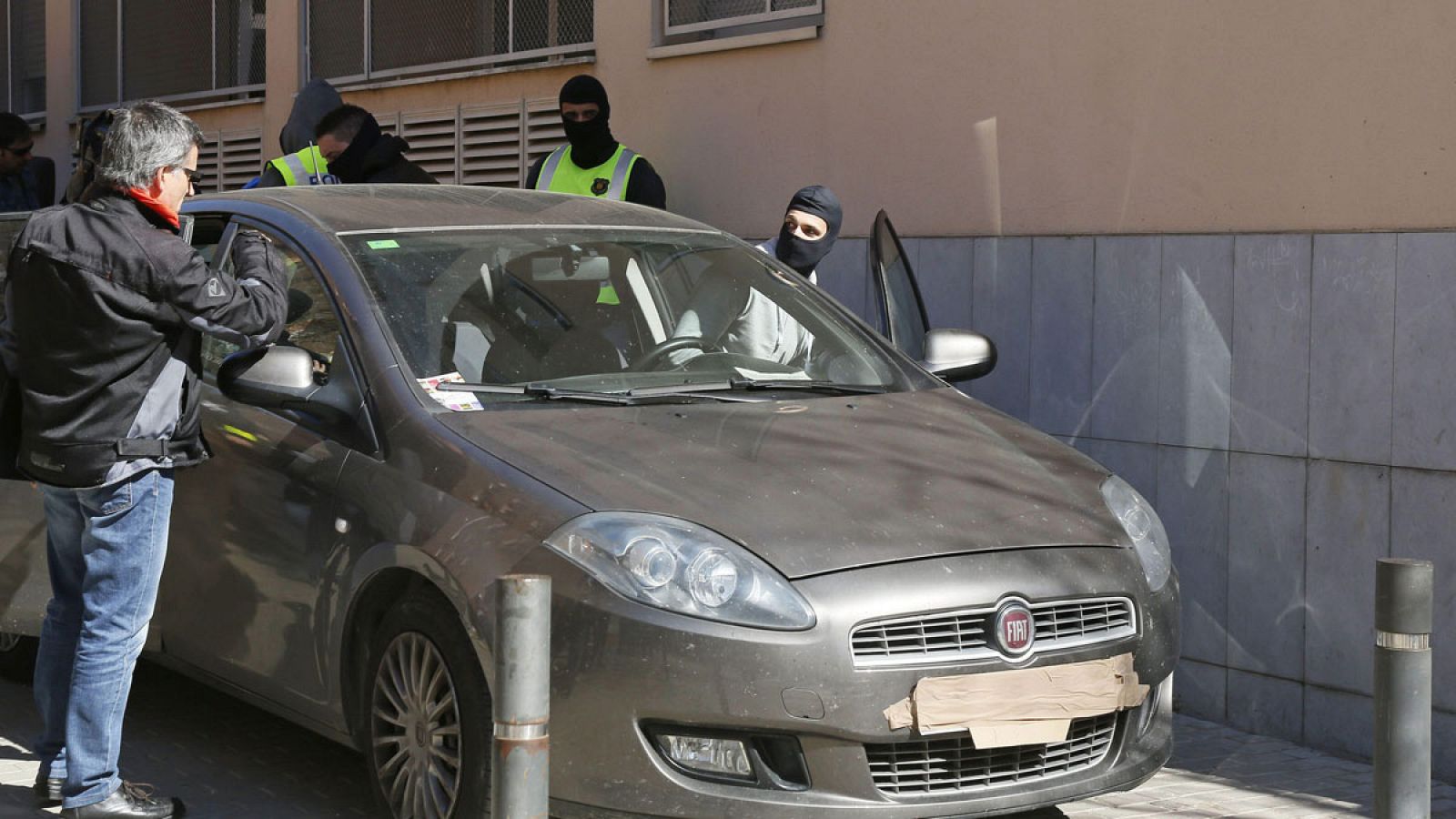 Imagen de archivo de abril de 2015 de agentes de los Mossos d'Esquadra abandonando la vivienda  en Sabadell de una de las nueve personas detenidas en el marco de una operación contra el terrorismo yihadista.