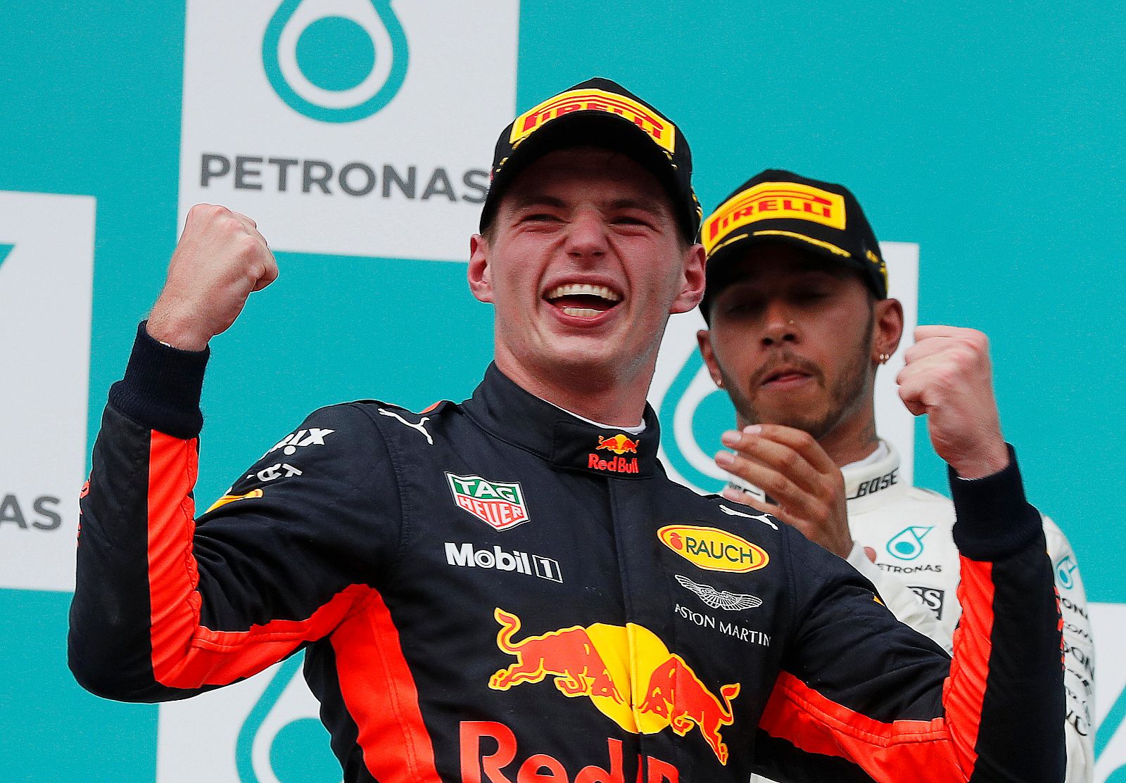 Verstappen celebra su victoria ante la mirada de Hamilton.