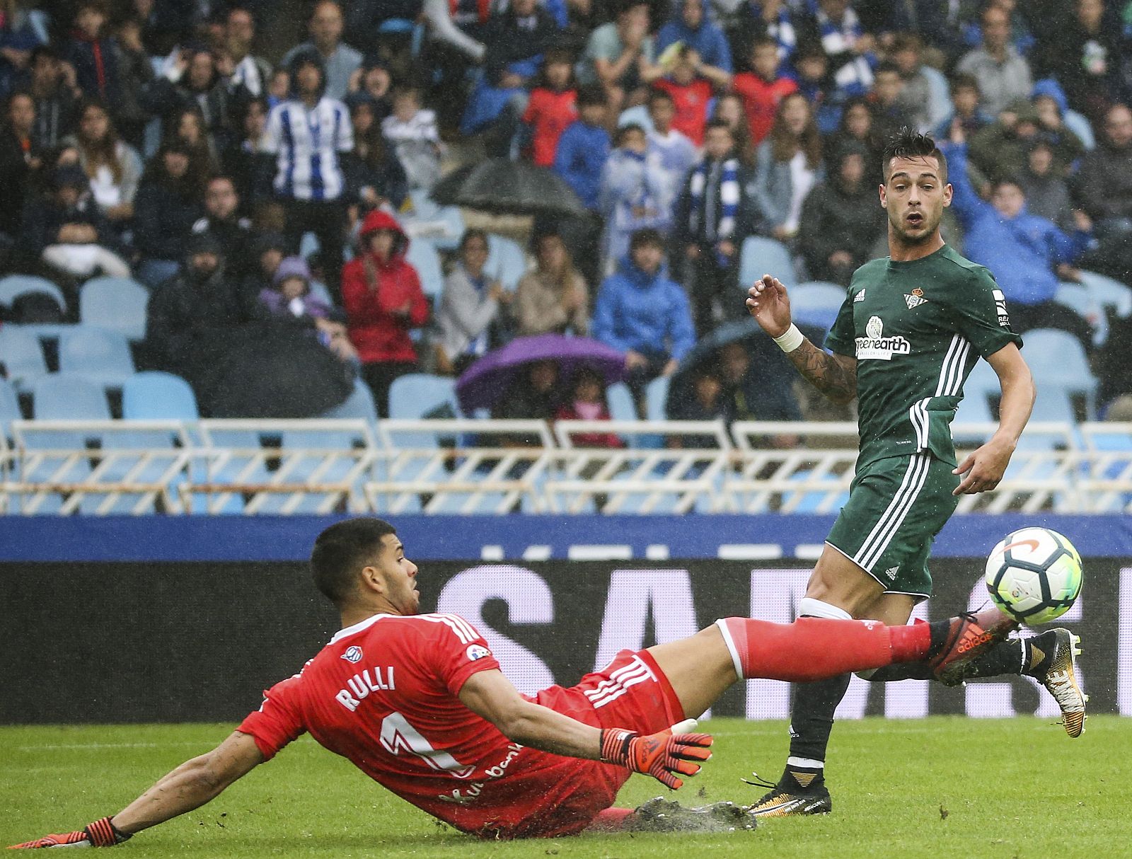 Rulli disputa un balón con el delantero del Betis Sergio León.