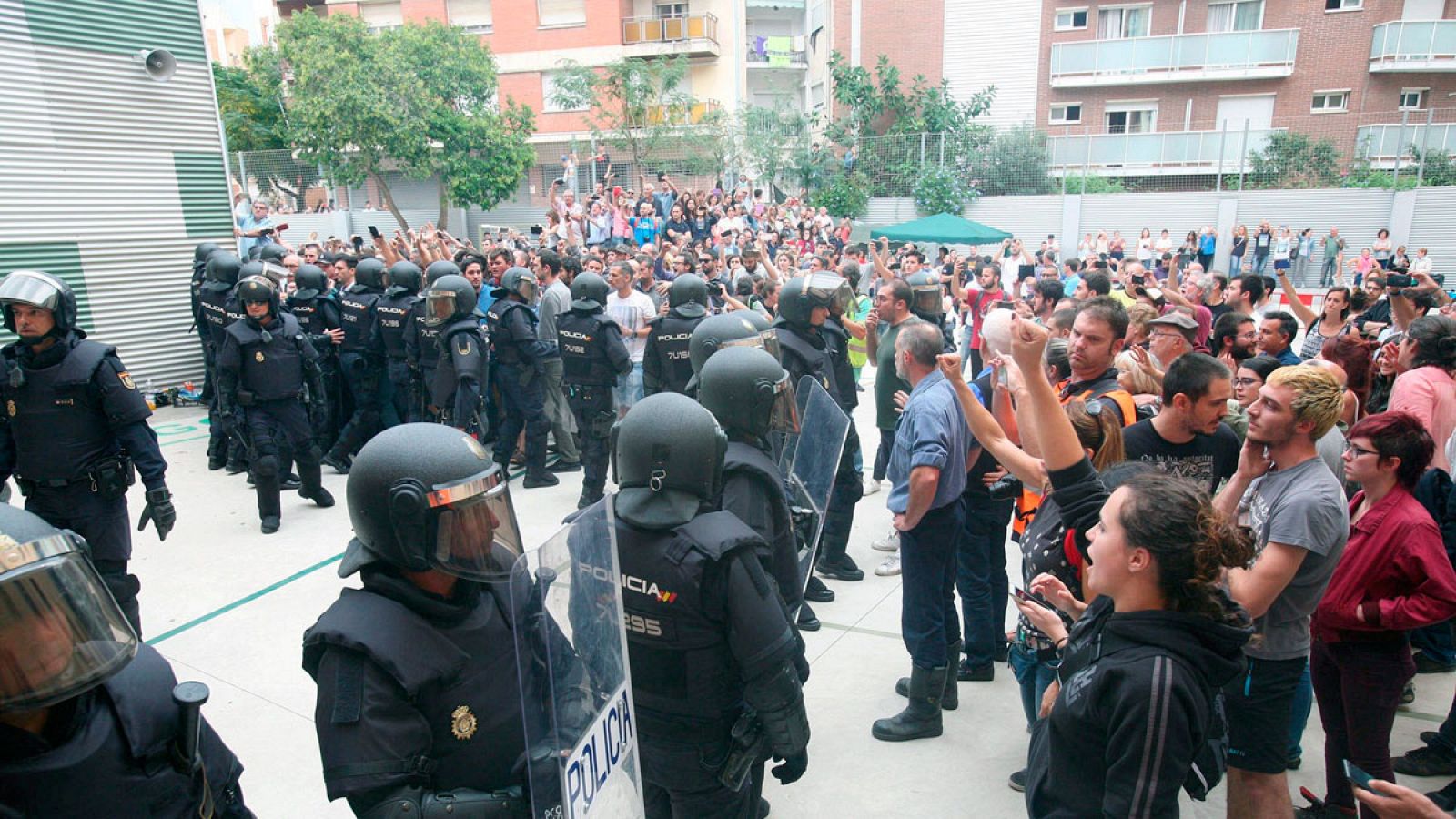 Agentes de la policía nacional forman un cordón policial en el IES Tarragona