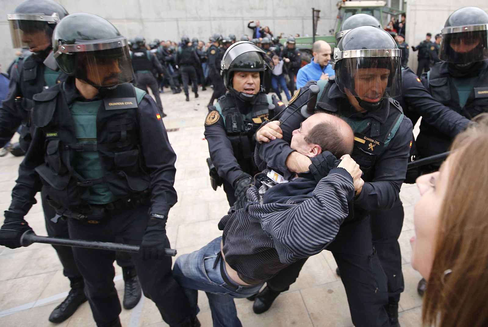 Agentes de la Guardia Civil desalojan a una persona de un local electoral en Sant Julia de Ramis