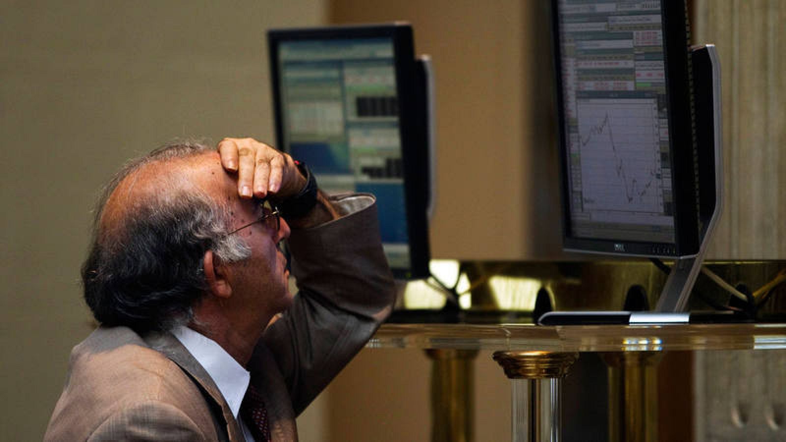 Un inversor observa en los terminales la evolución de los valores bursátiles