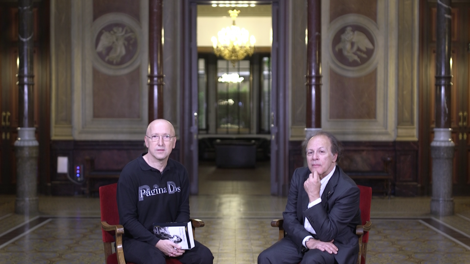 El escritor Javier Marías, con Óscar López, director de 'Página Dos'