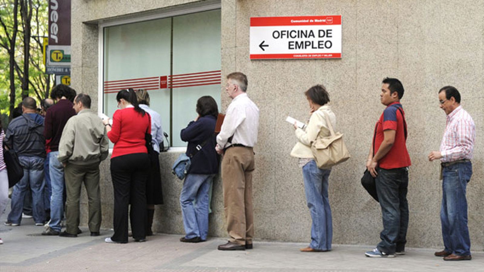 Varias personas esperan a la puerta de una oficina de Empleo de la Comunidad de Madrid