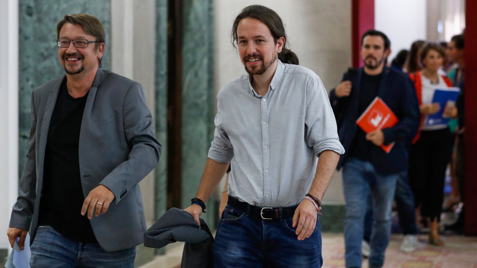 Pablo Iglesias, junto al portavoz de En Comú Podem, Xavier Domènech, tras la reunión de la mesa de partidos en el Congreso