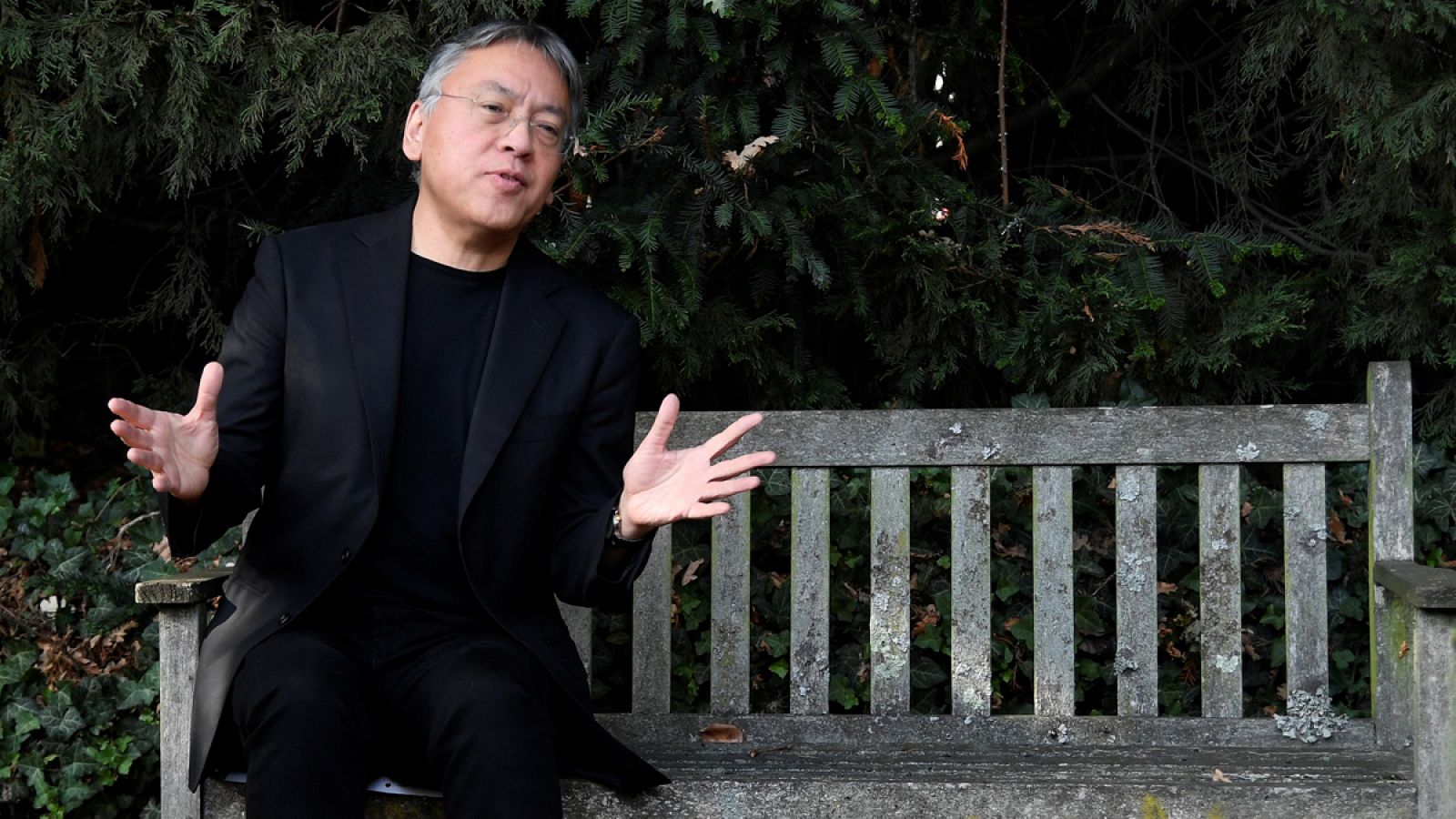 Kazuo Ishiguro en el jardín de su domicilio tras el anuncio de la concesión del Premio Nobel de Literatura.