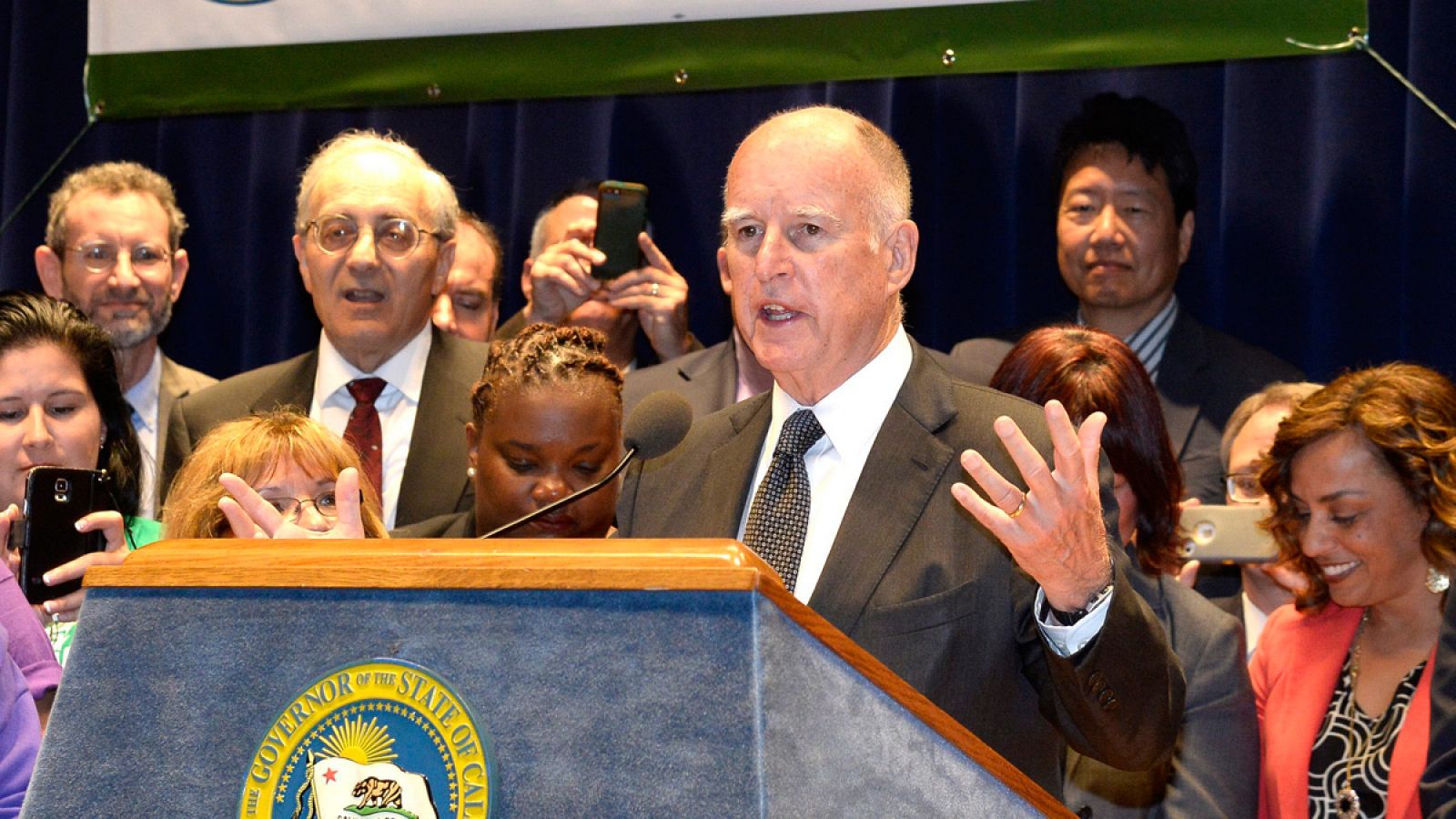 El gobernador de California, Jerry Brown, pronuncia un discurso antes de firmar la legislación sobre el salario mínimo histórico en los Ángeles en una imagen de archivo