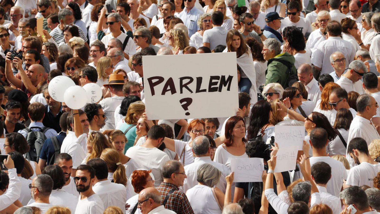 Manifestantes en la plaza Sant Jaume de Barcelona piden diálogo