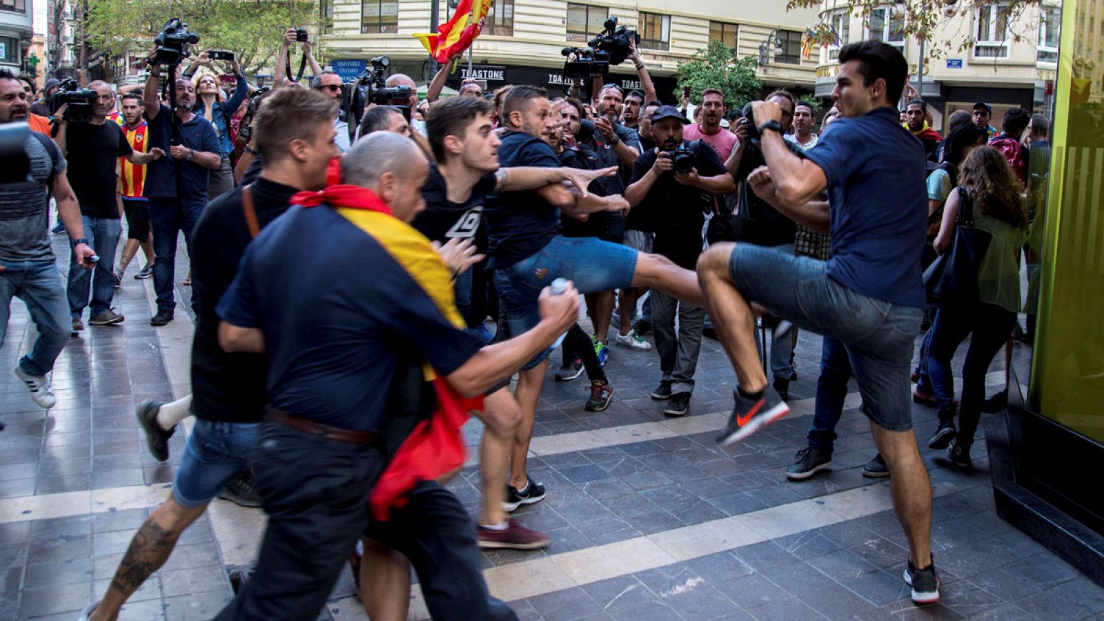 Ultras revientan la manifestación nacionalista del 9 de Octubre en Valencia