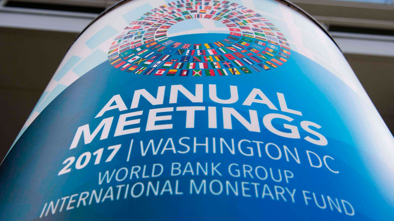 Cartel a la entrada de la reunión anual del Fondo Monetario Internacional y el Banco Mundial