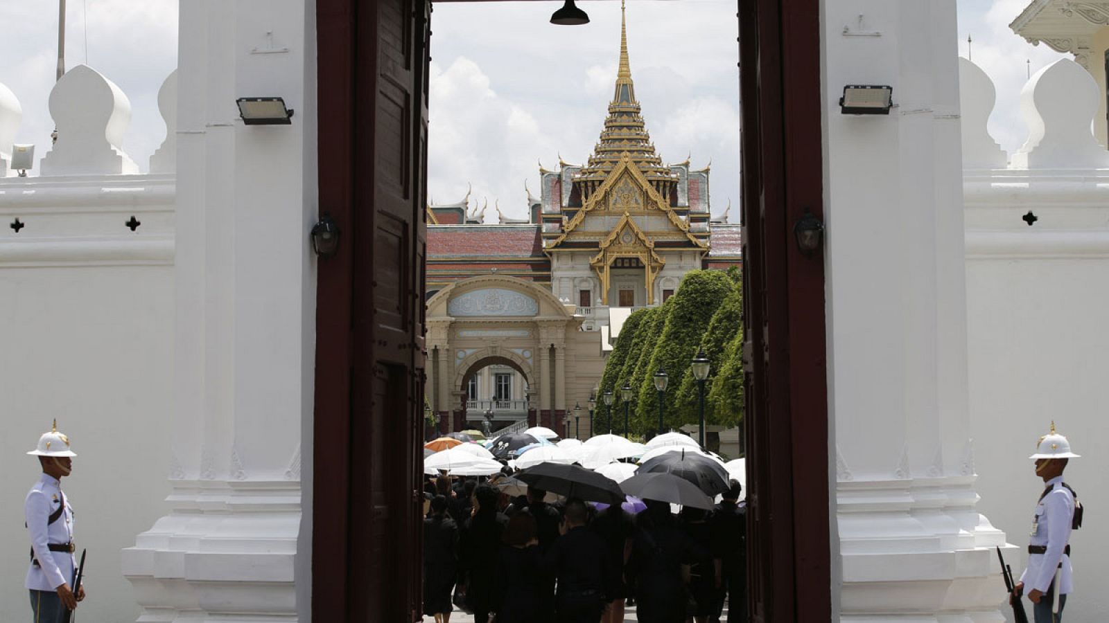 Visitantes en el Gran Palacio de Bangkok en Tailandia