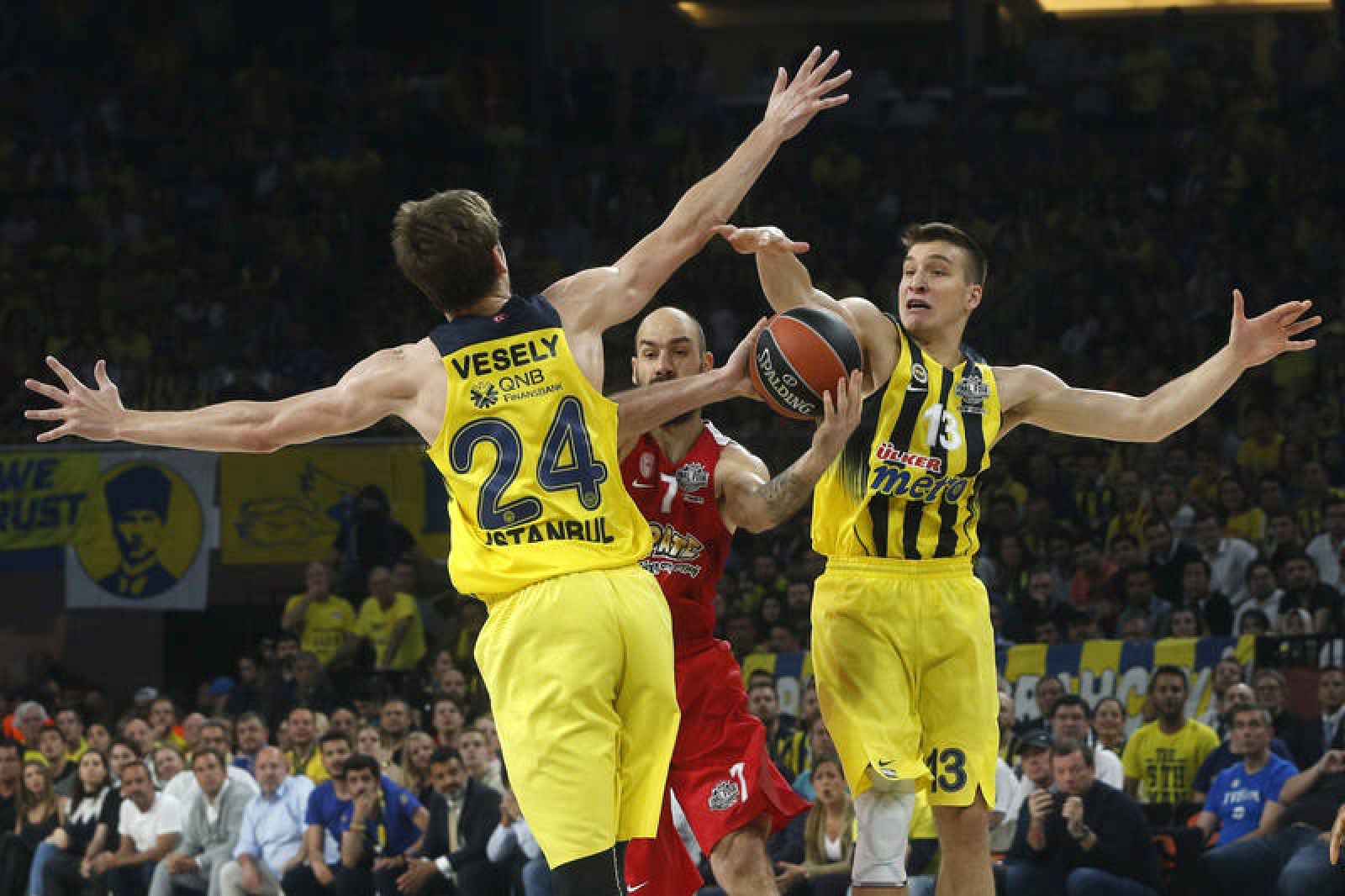 Dos jugadores del Fenerbahce defienden a uno del Olympiacos en la final de la pasada Euroliga