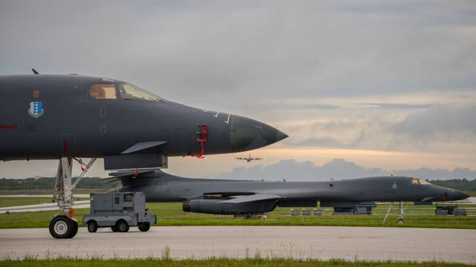 Dos aviones militares estadounidenses sobrevuelan Corea