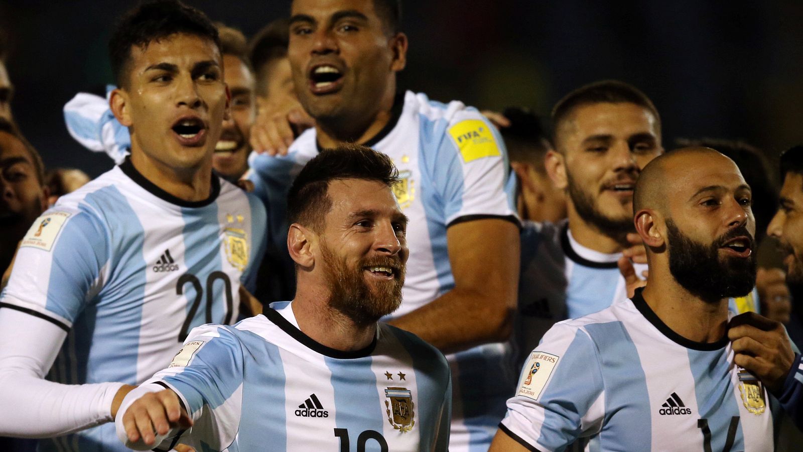 Los jugadores de Argentina, con Messi a la cabeza, celebran la clasificación.