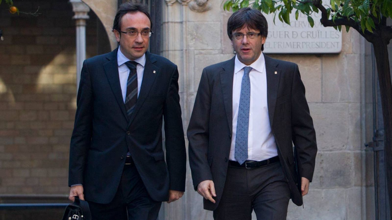 Puigdemont, junto con el conseller de Territorio, Josep Rull.