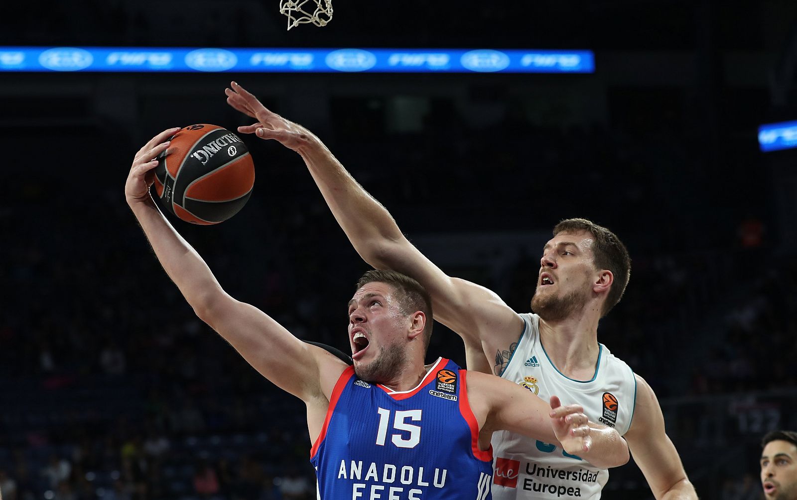 Kuzmic trata de impedir la canasta del pívot serbio Vladmir Stimac.