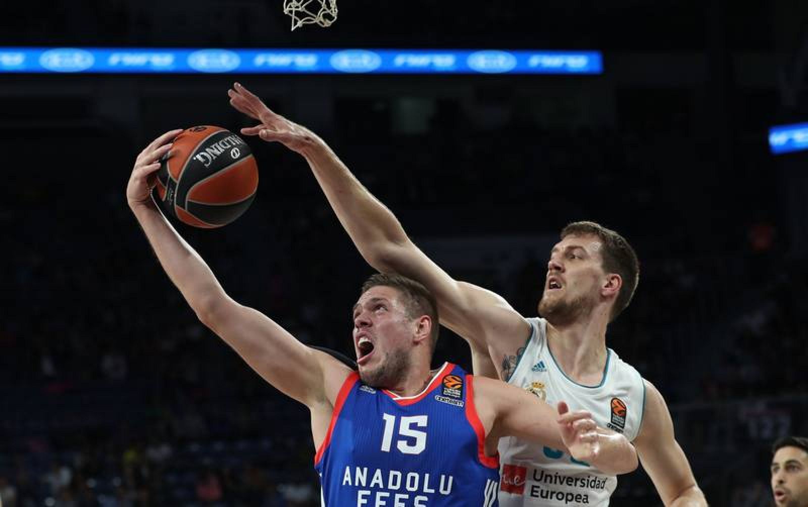 Kuzmic trata de impedir la canasta del pívot serbio Vladmir Stimac.