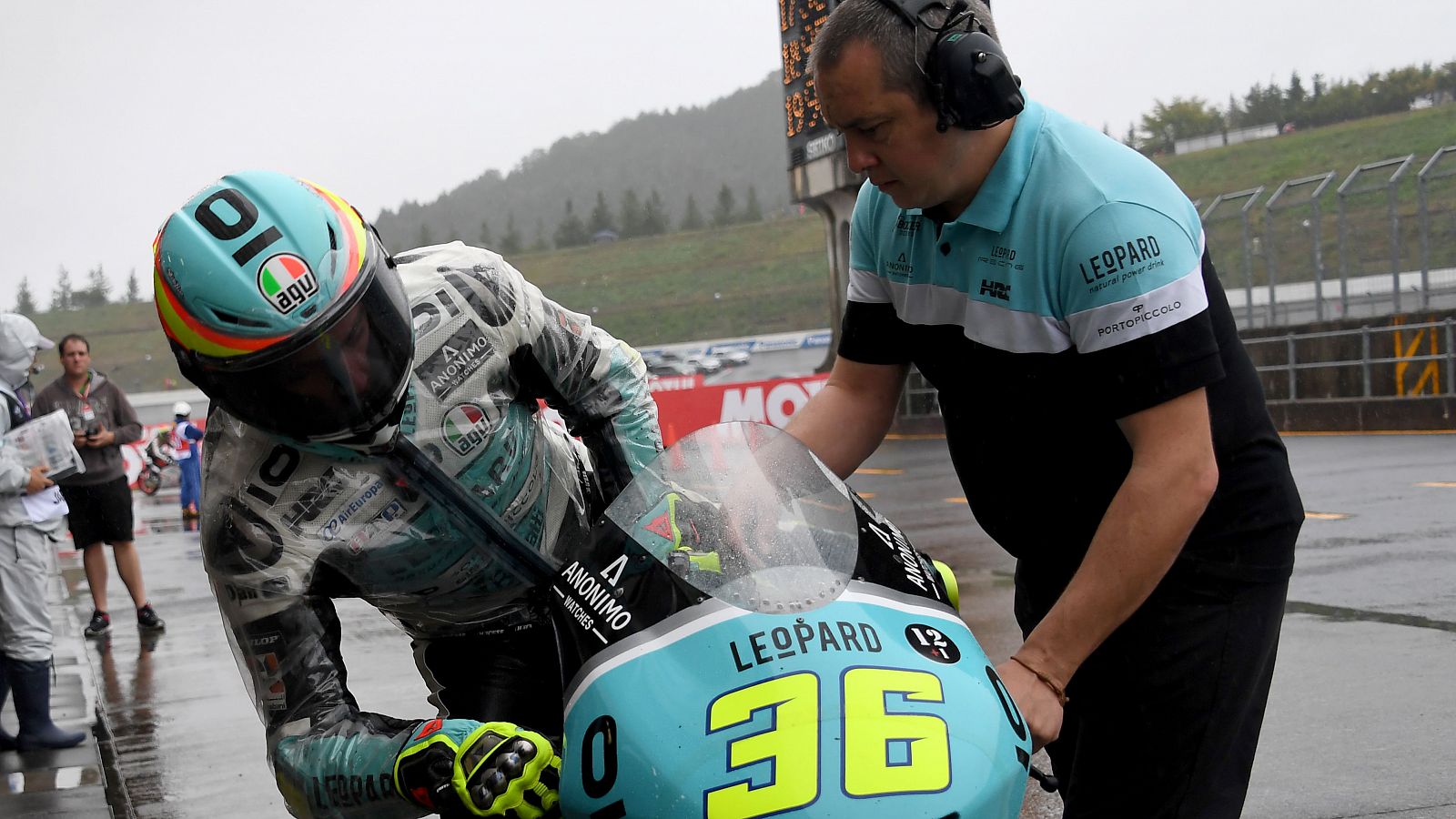 El piloto español Joan Mir, en su 'box' de Motegi.