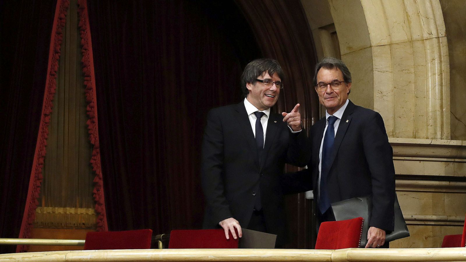 Carles Puigdemont acompañado de Artur Mas en el hemiciclo del Parlament