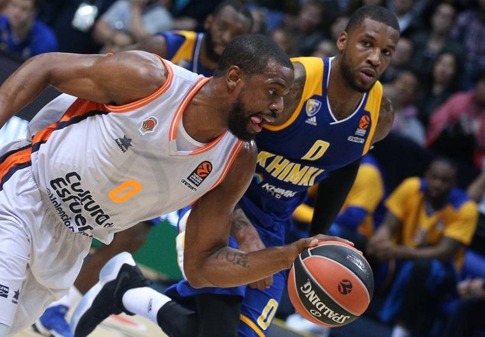Will Thomas lucha por el balón con Thomas Robinson, del Khimki.