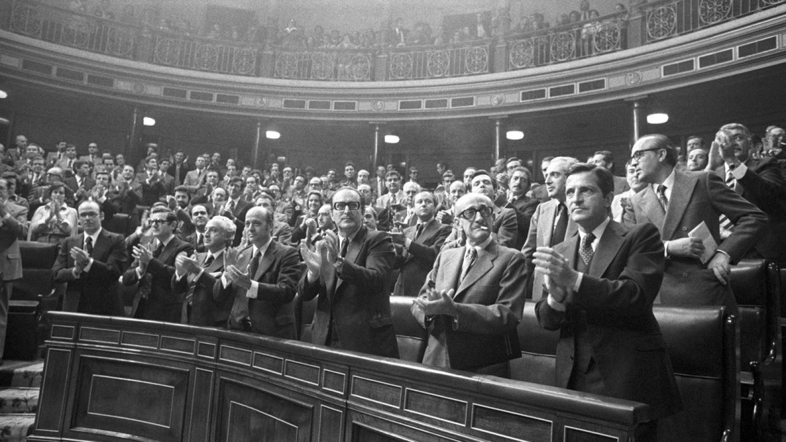 Miembros del Gobierno de Adolfo Suárez aplauden, de pie, tras haber sido aprobada la proposición de Ley sobre Amnistía en octubre de 1977