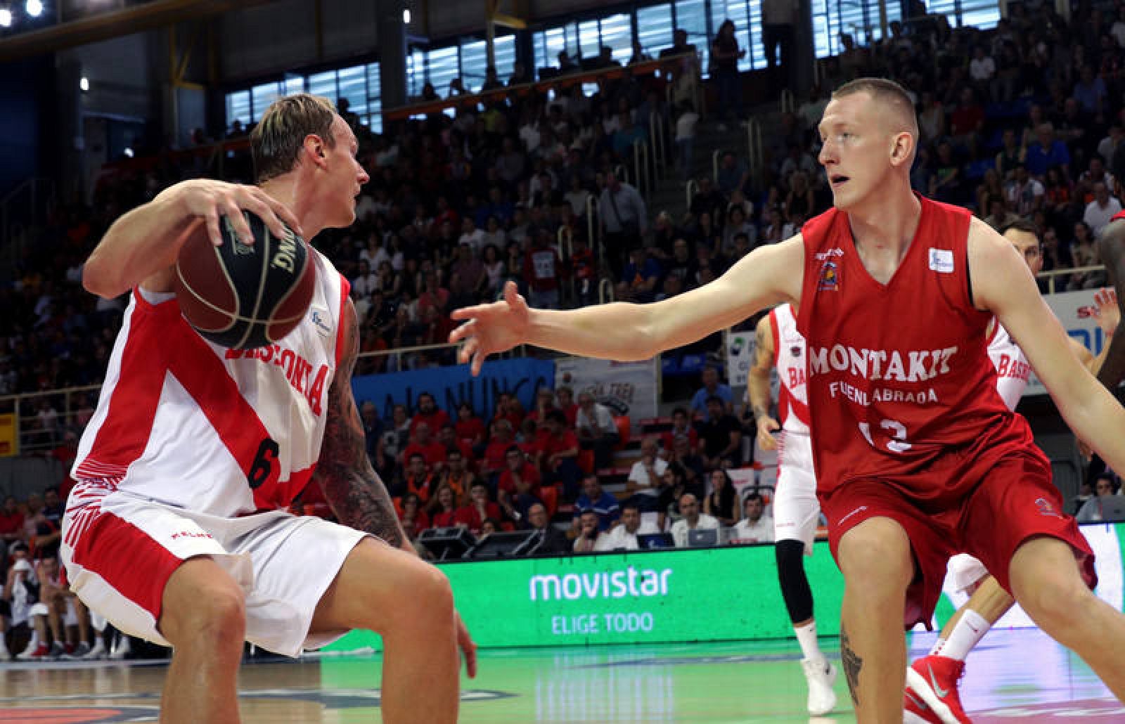 Los letones Timma (i) y Smits, en un lance del partido de este domingo