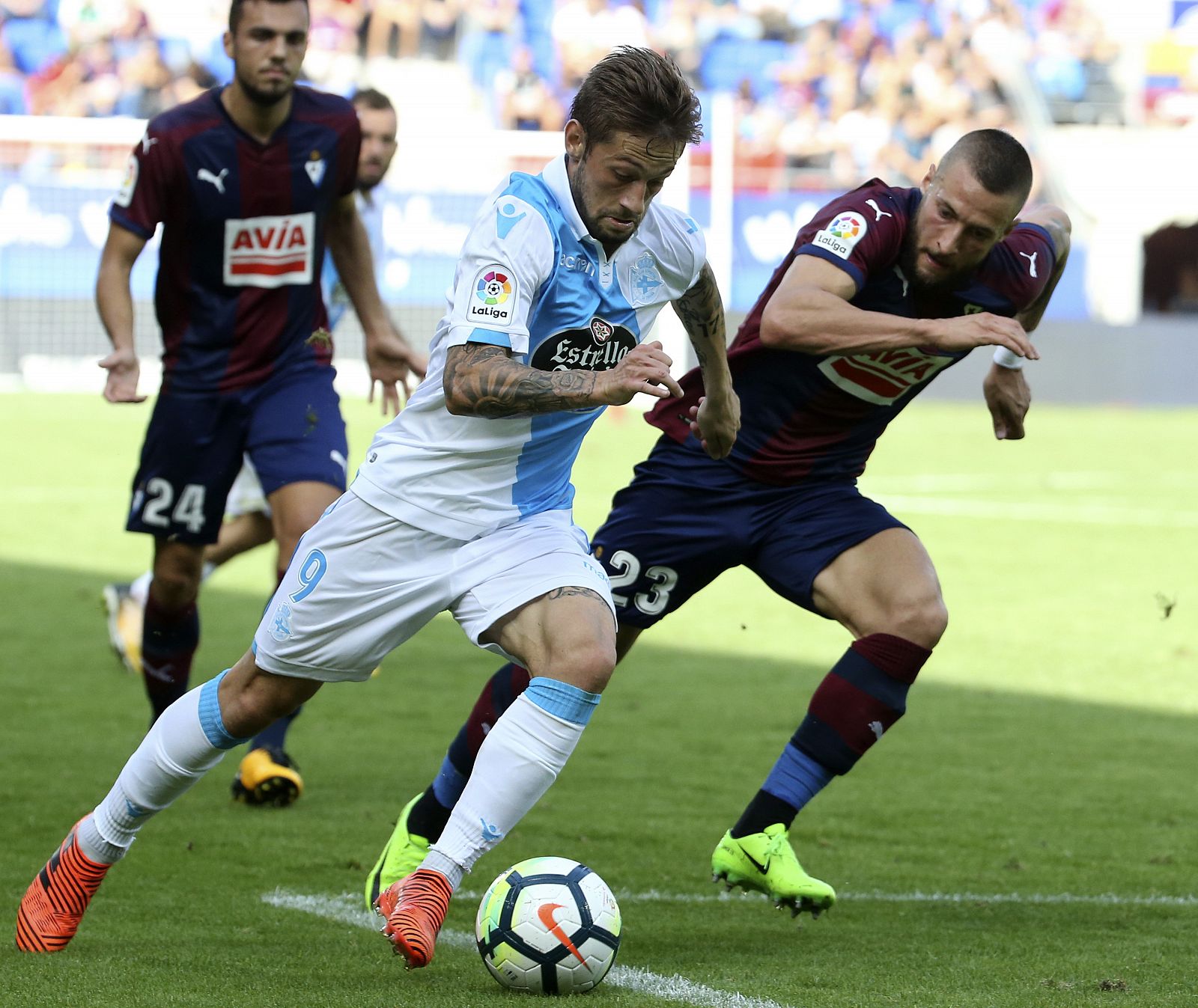 Cartabia disputa un balón con el jugador del Eibar David Juncá.