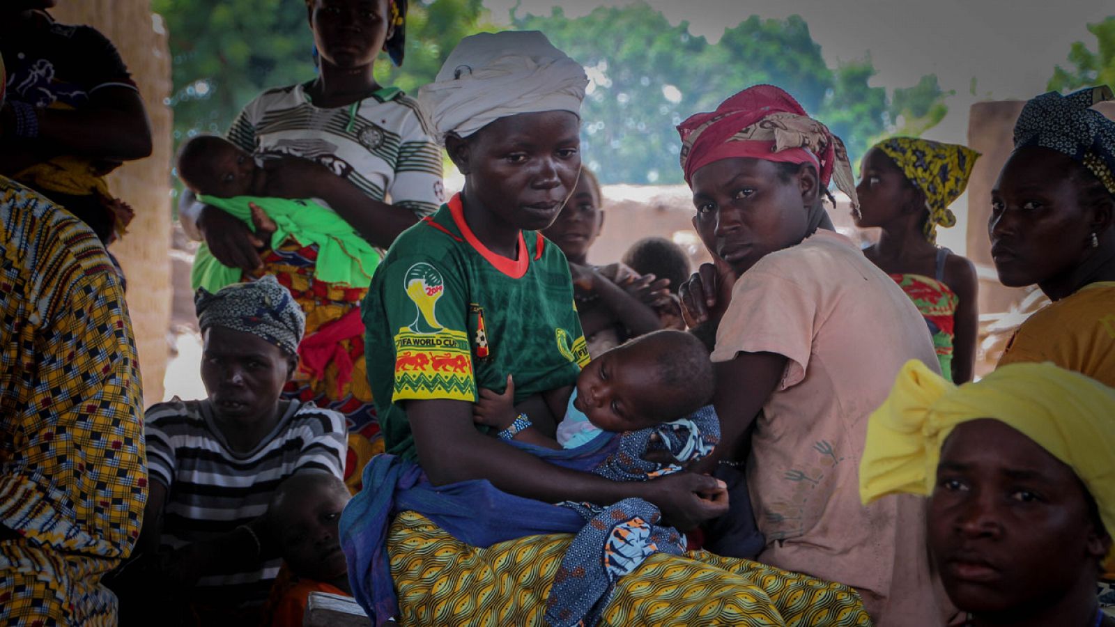 Una mujer sostiene a su niño en brazos en el taller en el que aprende a darle de mamar en la aldea de Zandieguela, Yorosso, Mali.