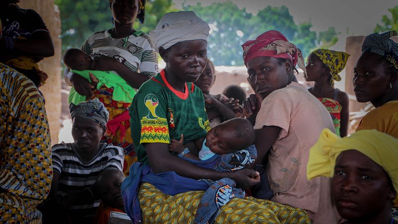 Una mujer sostiene a su niño en brazos en el taller en el que aprende a darle de mamar en la aldea de Zandieguela, Yorosso, Mali.