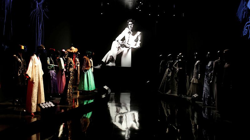 Una gran fotografía de Yves Saint Laurent preside una de las salas del museo en Marrakech.