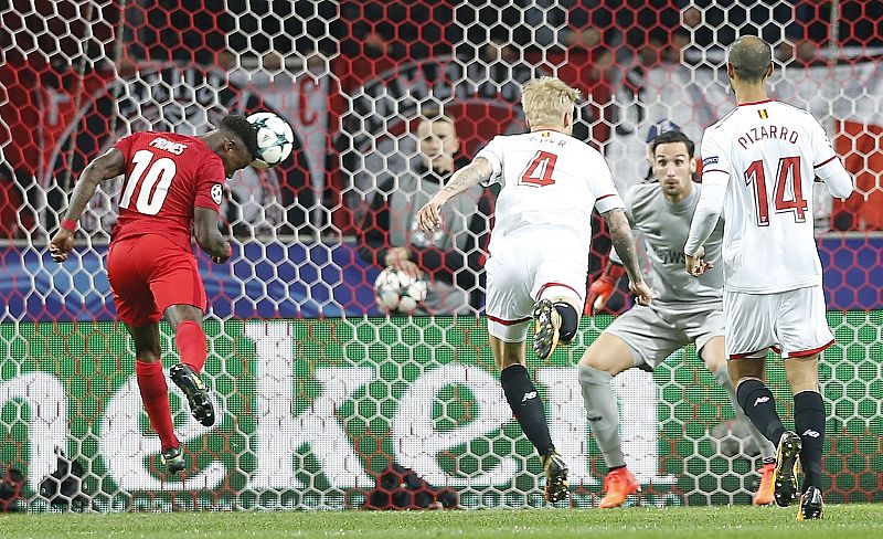 Promes cabecea para anotar el primero del Spartak ante el Sevilla.