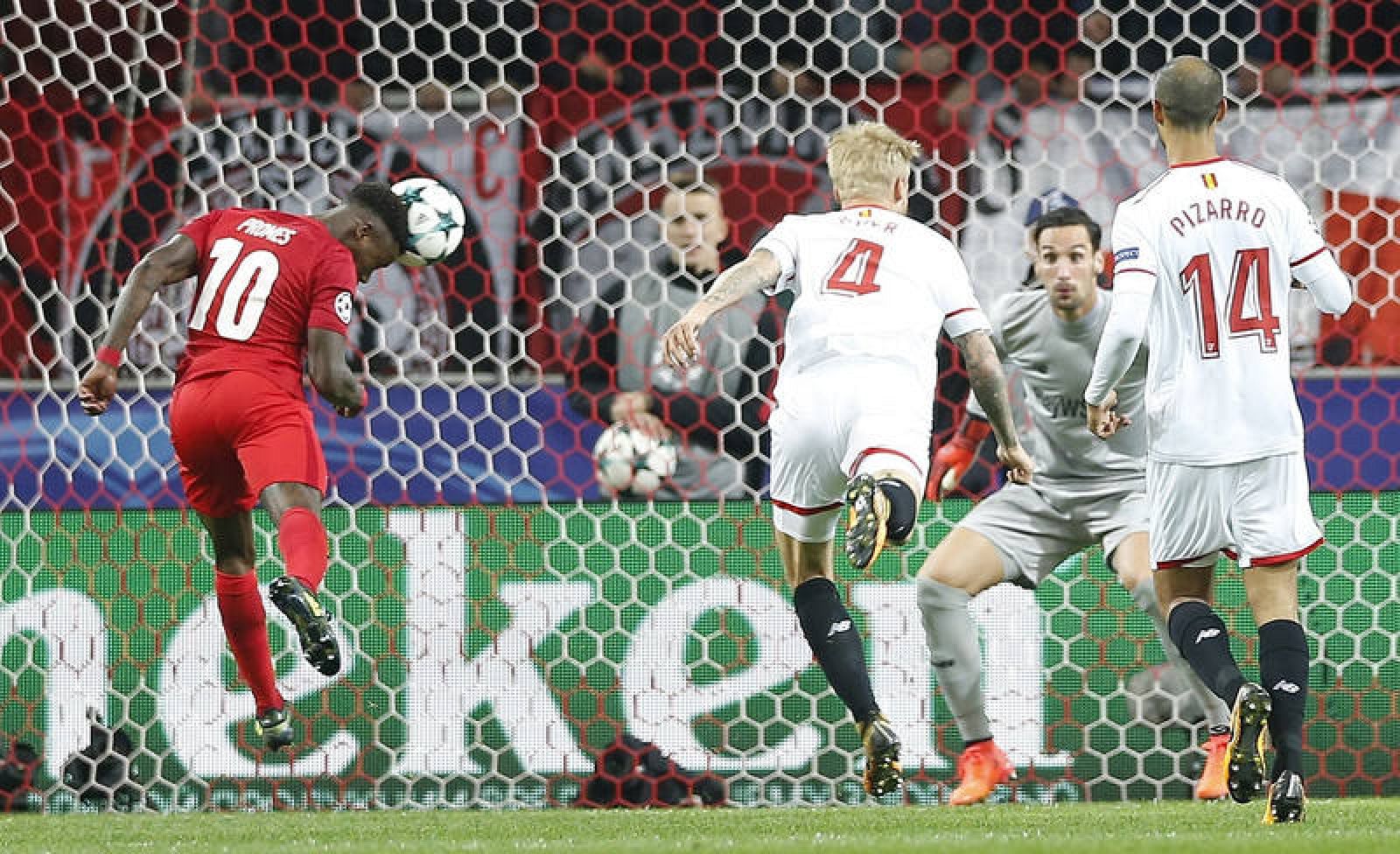 Promes cabecea para anotar el primero del Spartak ante el Sevilla.
