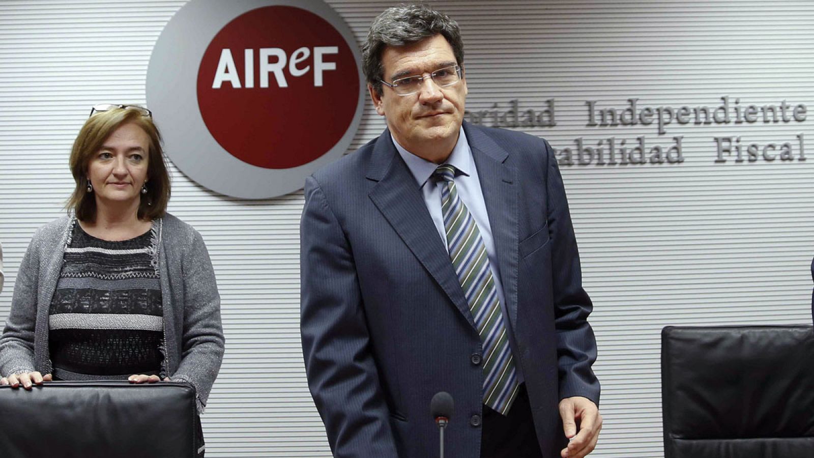 El presidente de la Autoridad Independiente de Responsabilidad Fiscal (AIReF), José Luis Escrivá, y la directora de la División de Análisis Presupuestario Cristina Herrero