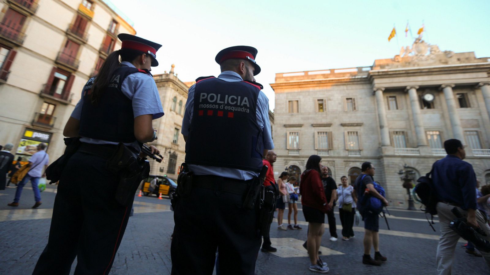 Agentes de los Mossos en la plaza de Sant Jaume, en Barcelona