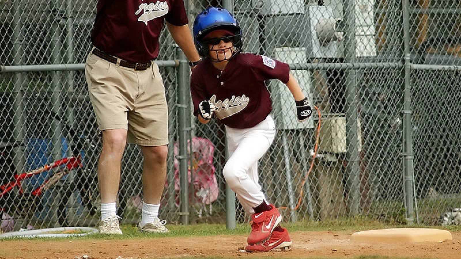 Niño jugando al béisbol