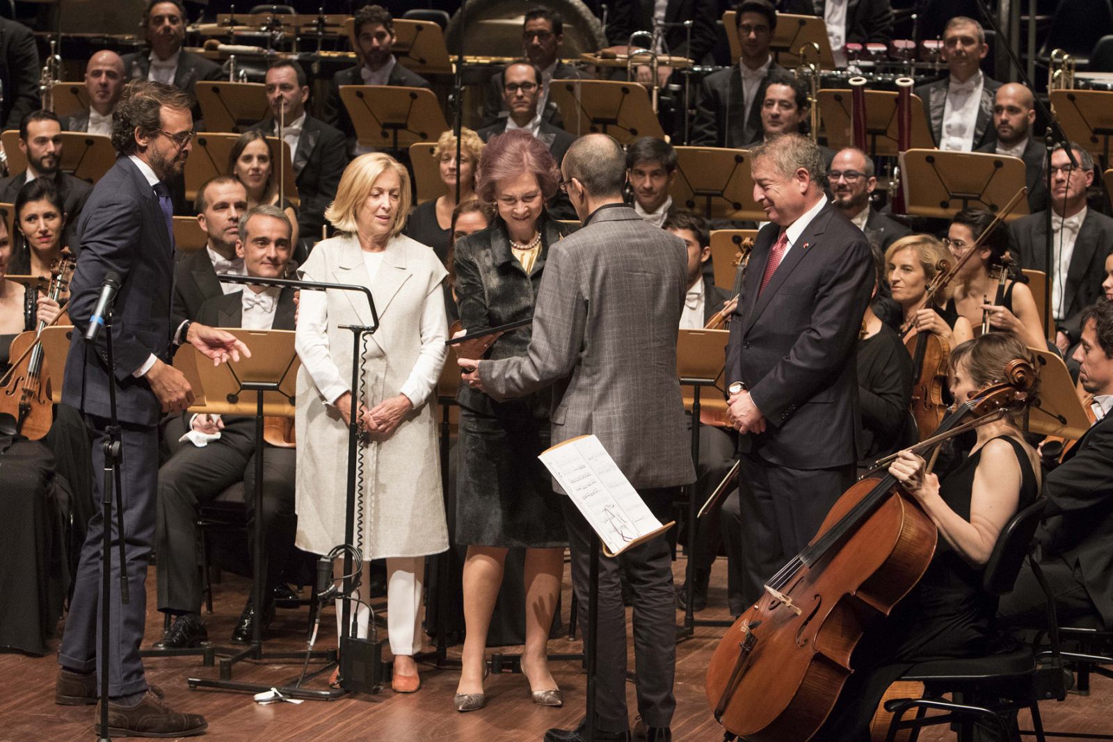 Sergi Ferrer-Salat, Concepción Dancausa, la Reina Doña Sofia, Antonio Lauzurika y el presidente de CRTVE