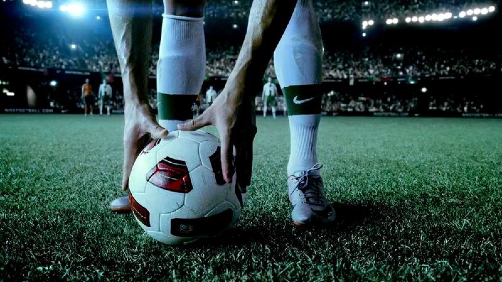 Football ads. Реклама футбола. Найк футбол. Nike реклама футбол. Креативная реклама футбольных мячей.