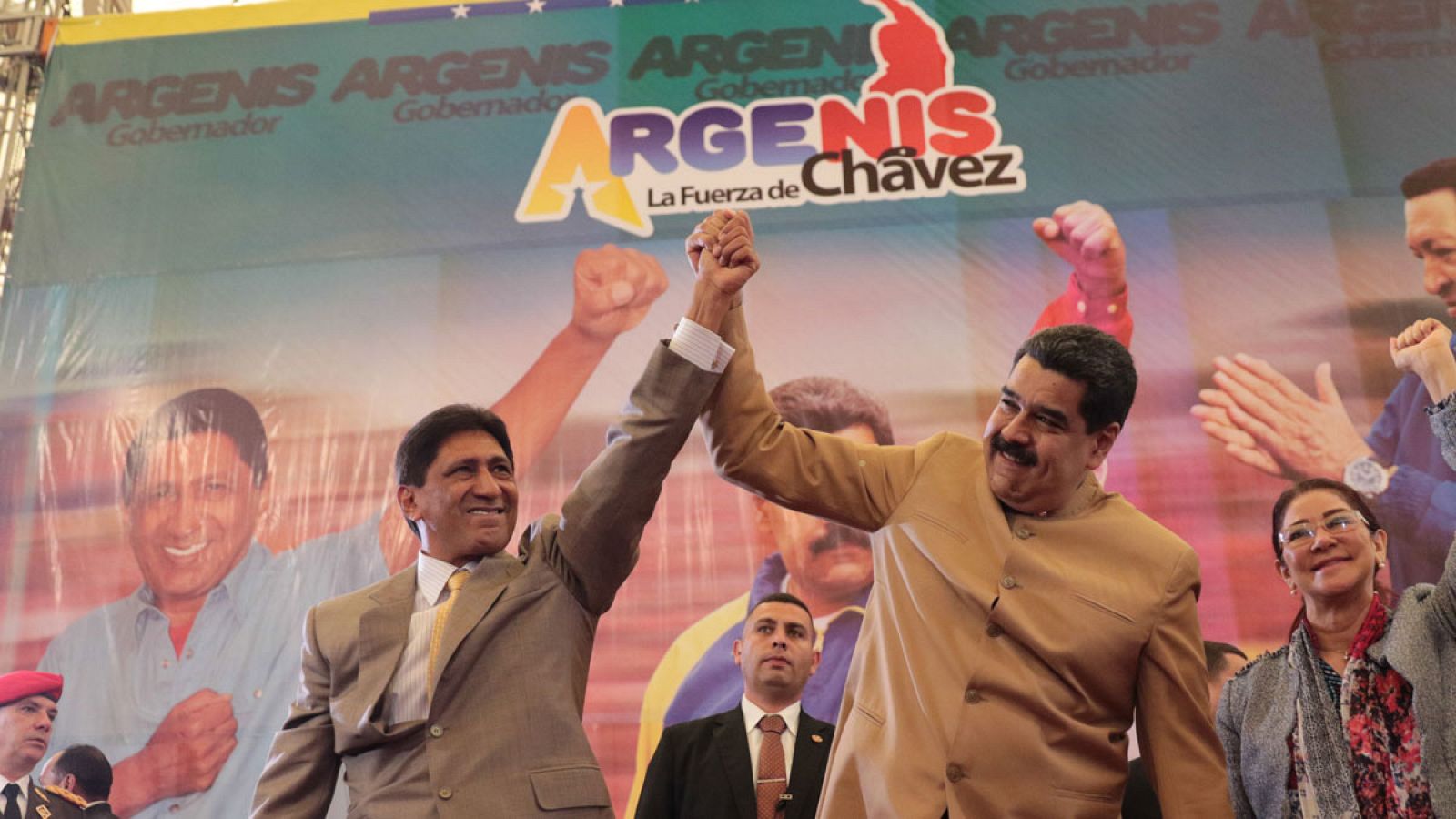 El presidente de Venezuela, Nicolás Maduro (d), participando durante la juramentación del gobernador electo del estado Barinas, Argenis Chávez (i), el viernes,20 de octubre del 2017 en Barinas (Venezuela).