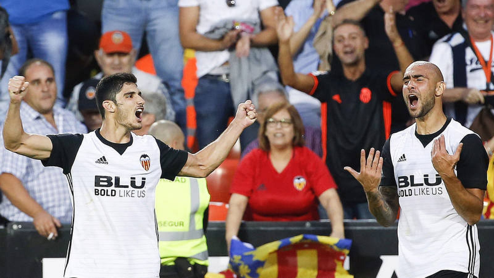 Guedes (i) y Zaza (d) celebran uno de los goles marcados al Sevilla.