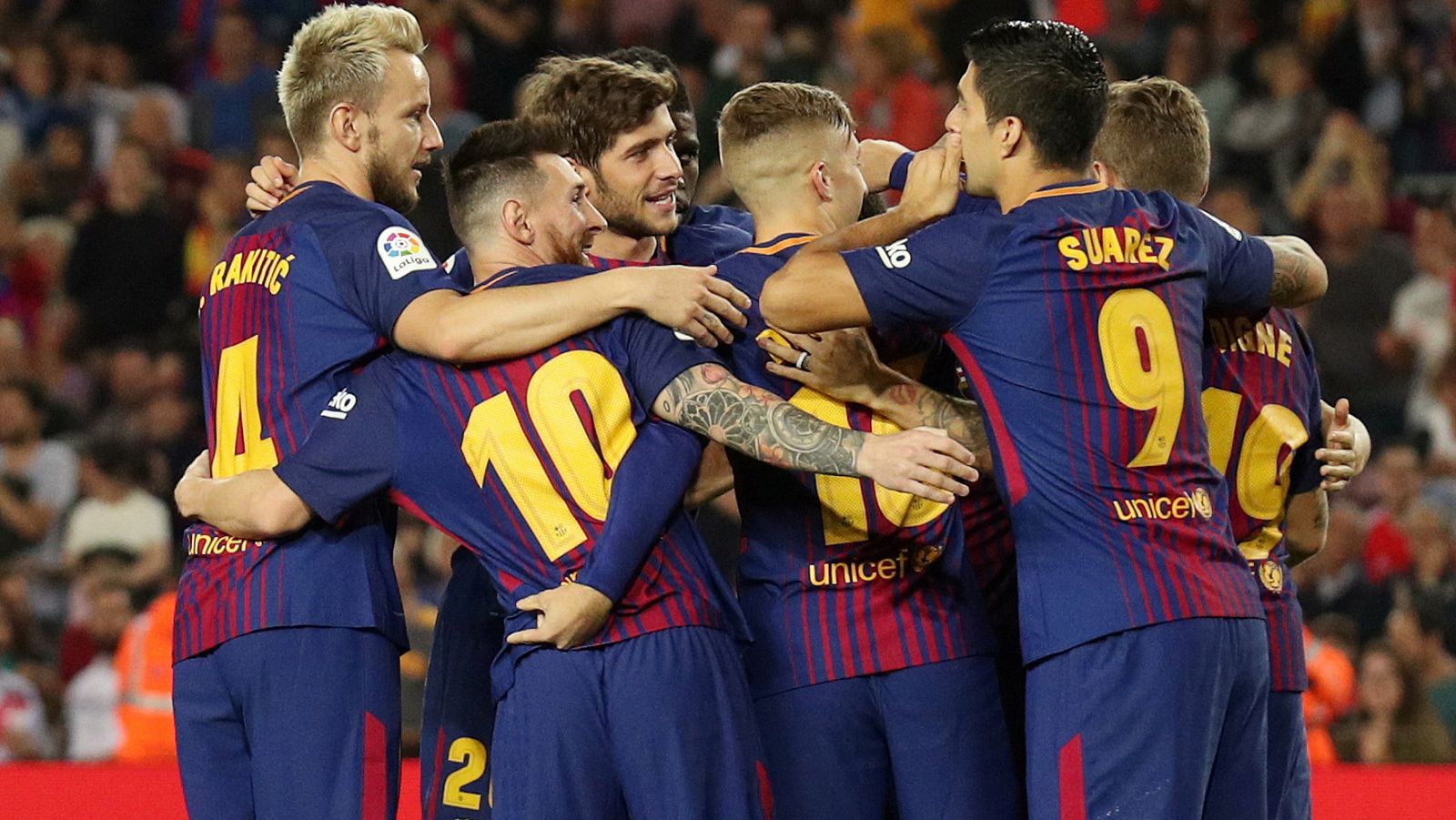 Los jugadores del Barcelona celebran un gol ante el Málaga.