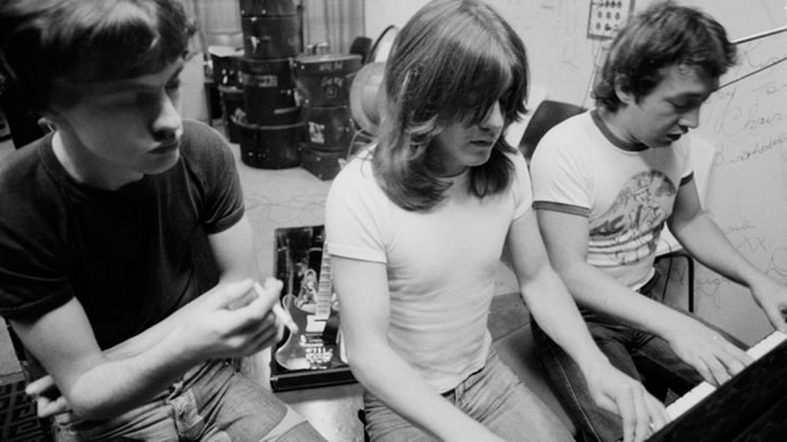 Los hermanos y miembros de AC/DC de izq. a dcha Angus, Malcolm y George