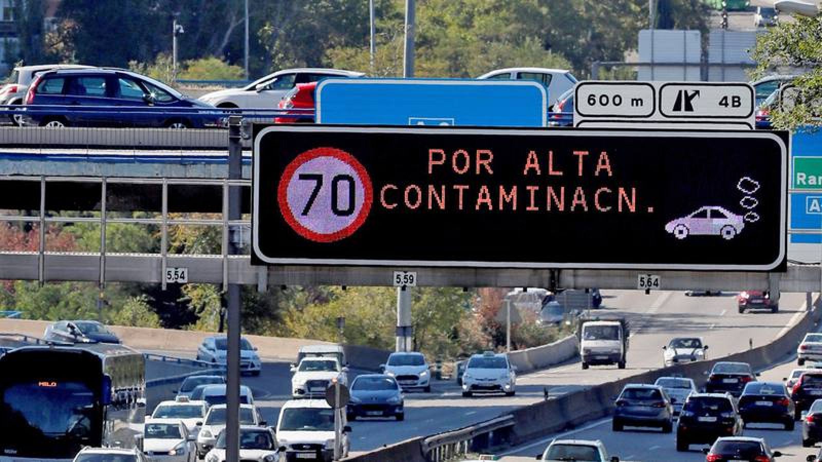 Un luminoso prohíbe la velocidad a más de 70 km/h en la vía de circunvalación de la M-30. 